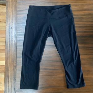 Lululemon black Wunder Under capris size 10